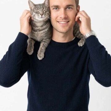 Take a Fashion Photo with Cat in Studio Shot - Free Ai Image Prompt